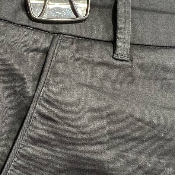 Aritzia Talula black cuffed chino low rise stretch shorts, size 00. - Picture 7 of 9